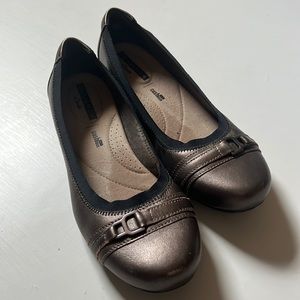 Clarks Collection Dark Gold Leather Flat Womens 8 M Shoes 15807 Air Cushion